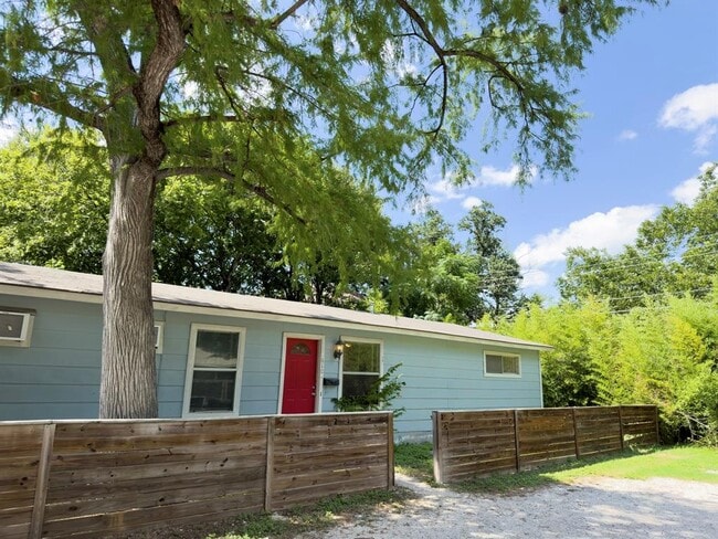 Building Photo - 610 Genard St