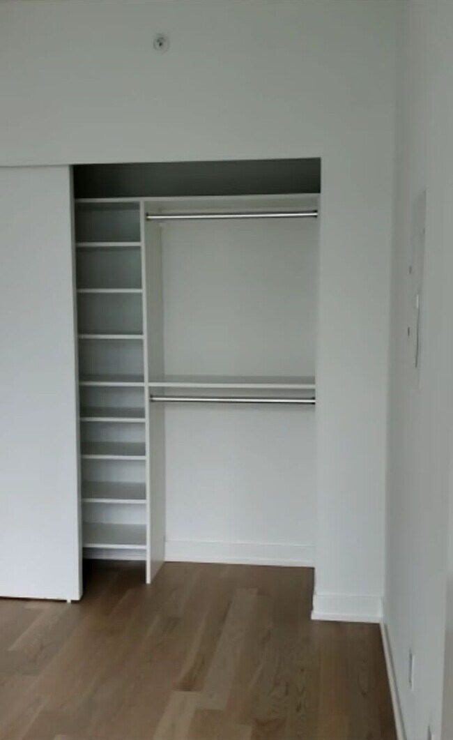 Photo - 25-3225 Richmond St E