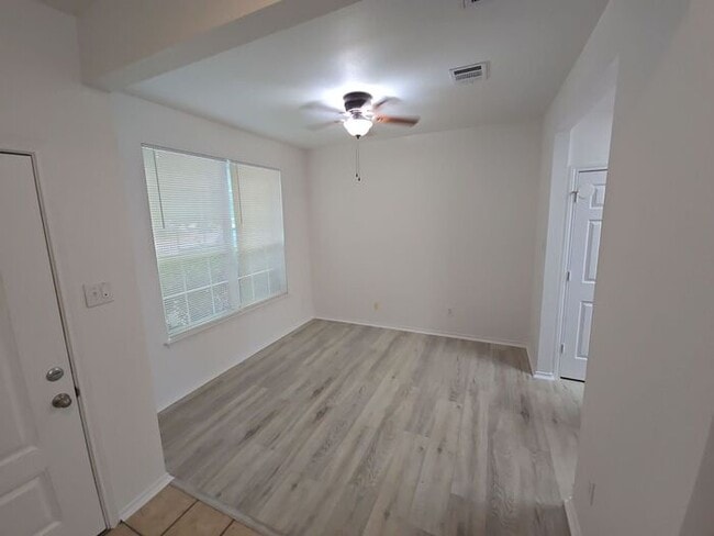 Photo - 205 Windridge Dr N