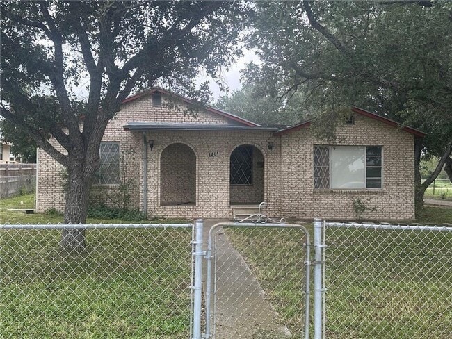 Building Photo - 1401 E Henrietta Ave