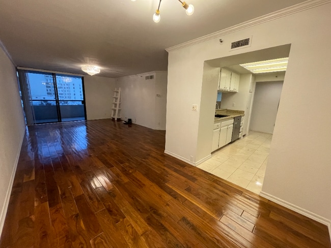 Photo - 600 W 9th St Unidad 1206