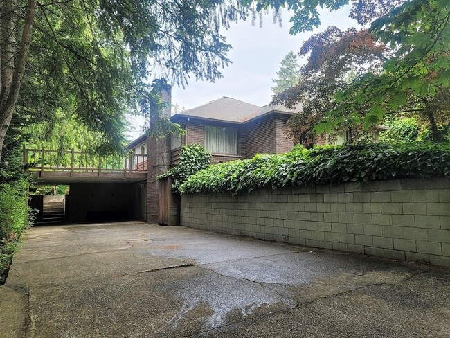 Photo - 3 Bedroom Home Convenient Bremerton Location!
