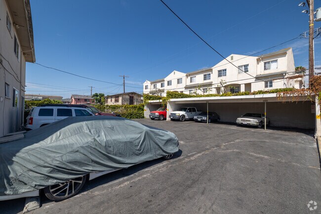 Estacionamiento - 6320 11th Ave