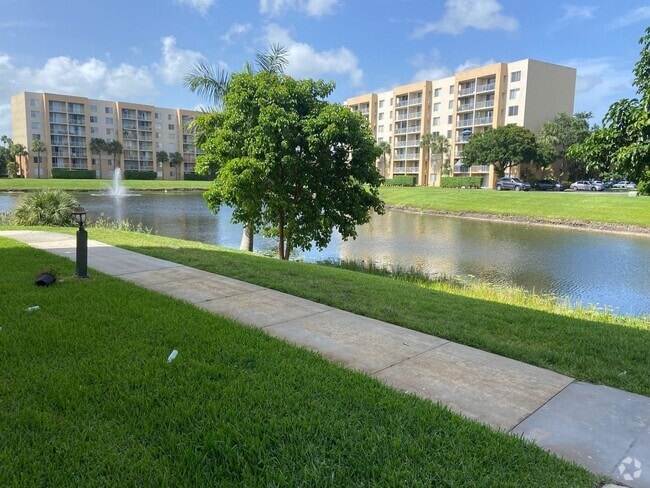 Building Photo - 2828 Tennis Club Dr Unit 2828 Tennis Club 502 Rental