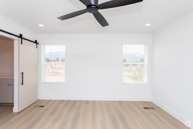 3 habitaciones, 2,5 baños - 1395 pies cuadrados - Dormitorio principal - Falcon Ridge