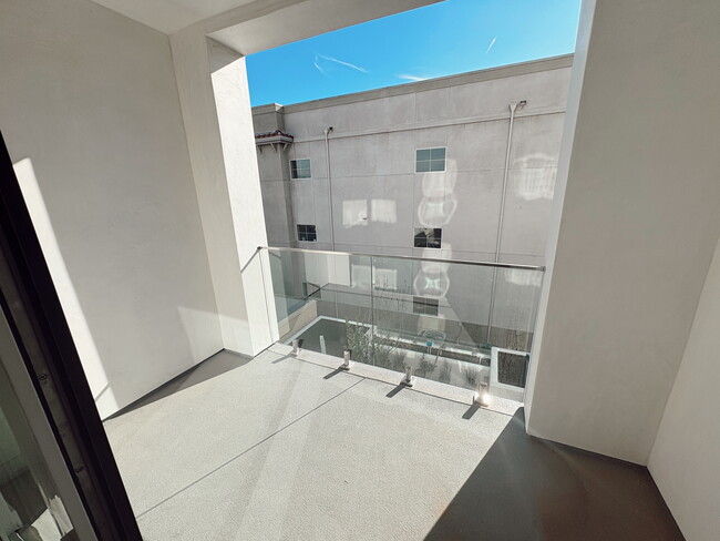 Photo - 13716 Victory Blvd