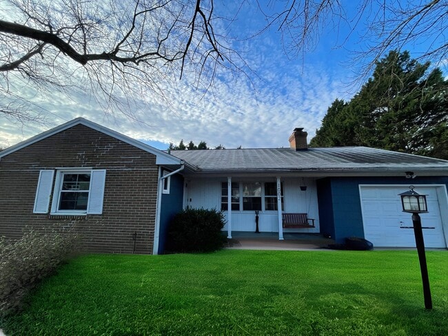 Building Photo - 1002 Sherwood Cir