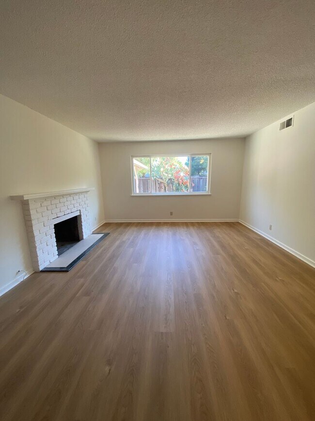 Photo - 1562 Oakroyal Dr