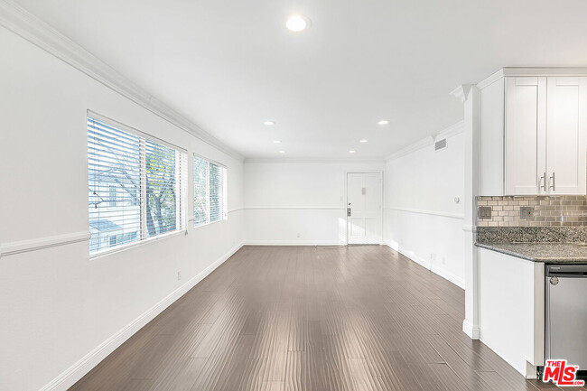 Photo - 18619 Collins St Unit F19