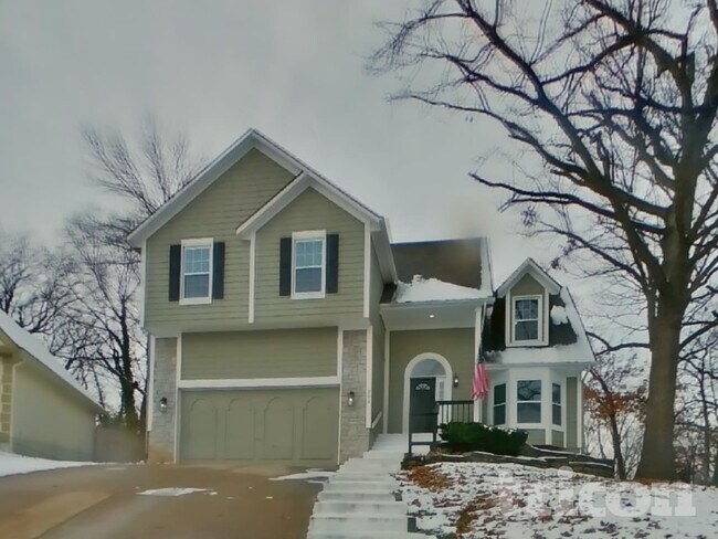 Building Photo - 302 E 123rd Terrace