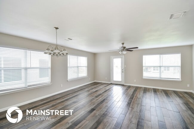 Photo - 10 4th St W