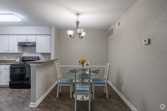 1BR, 1BA - 800SF - Dining Room