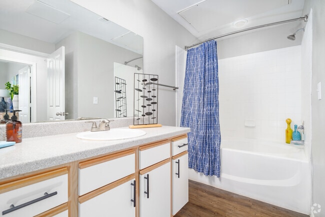 1BR, 1BA - 781SF - Bathroom - Emerge Vista
