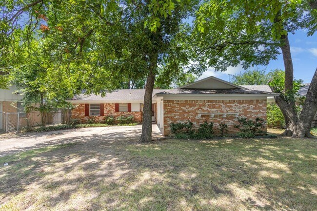 Photo - 2420 N Lockhart St