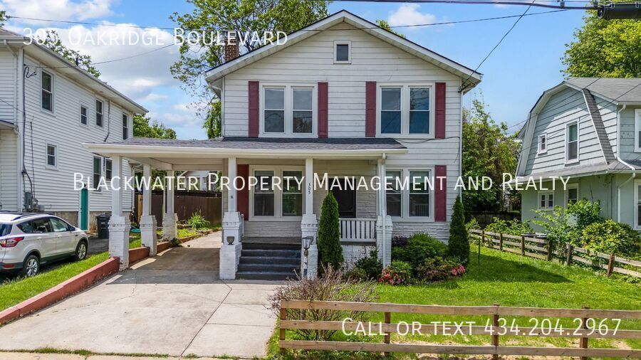 Photo - 305 Oakridge Boulevard-