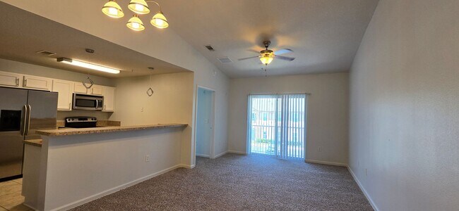 Photo - Coming Soon -Lease Break Speical with Move... Unidad 11