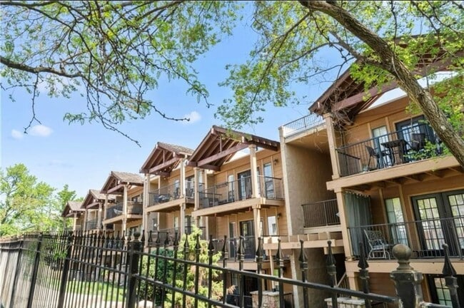 Building Photo - Plaza condo 2 Bed 2 Bath! $1500.00