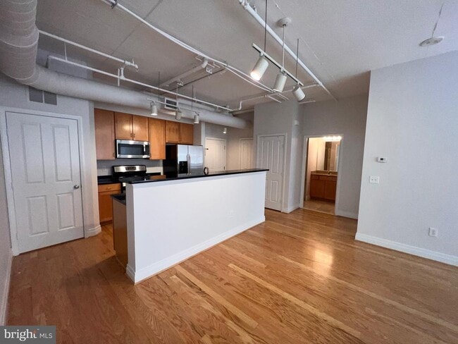 Building Photo - 1205 N Garfield St Unit 305
