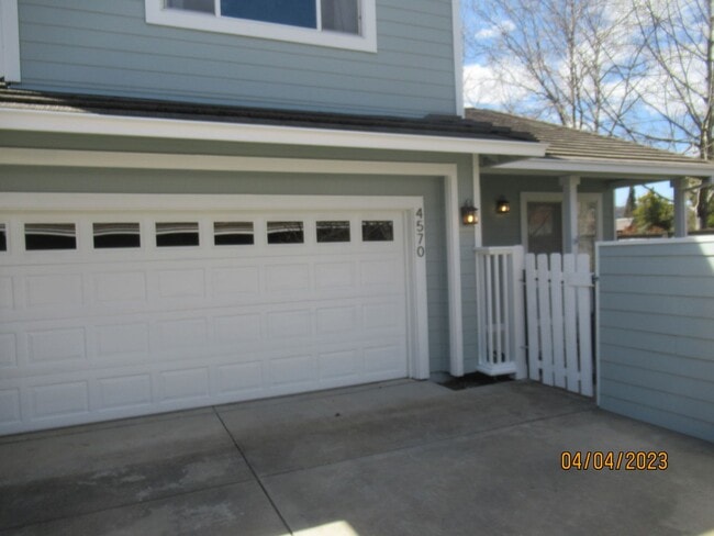 Photo - 4570 Stillson St