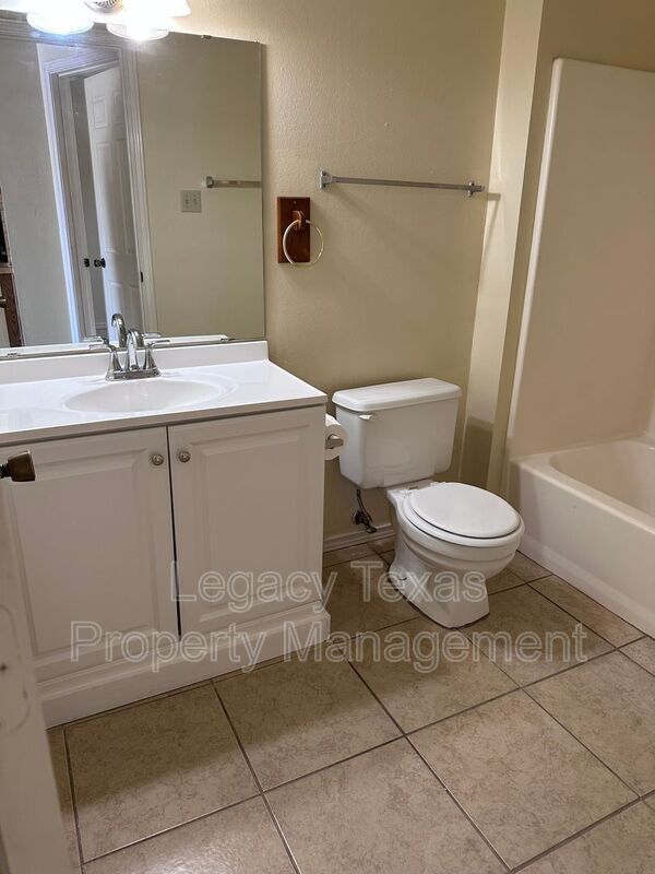 Photo - 1412 Courtney Pl