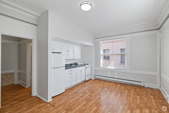 1 Br, 1 Ba, 522 – 633 SF - Kitchen - Carpet