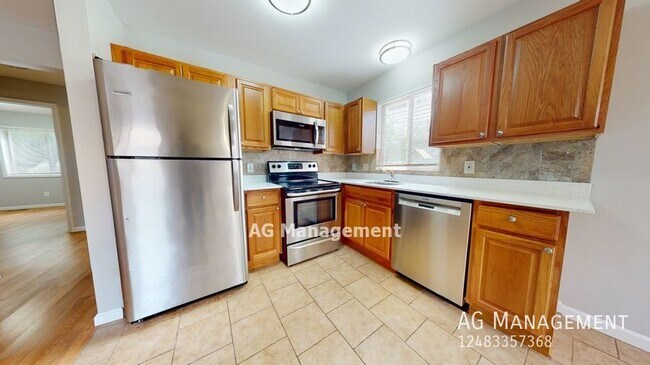 Photo - 18530 E 14 Mile Rd #3 - Spacious 2Bed/1Bat... Unit 3