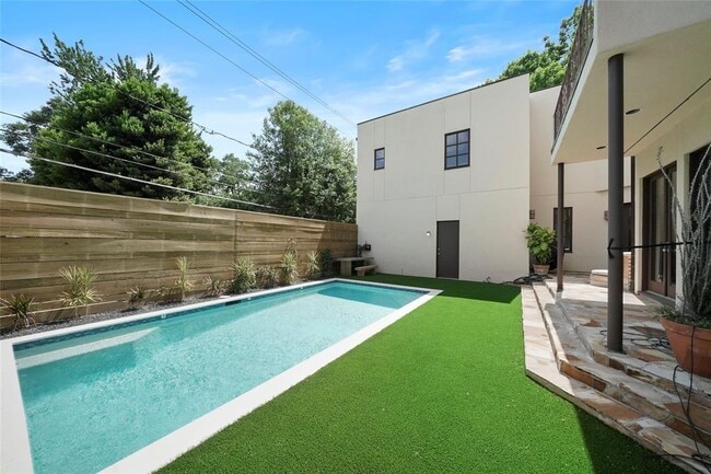 Photo - 2225 Bolsover St