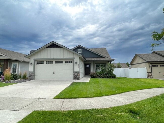Building Photo - 2 Story in The Landings! Rental
