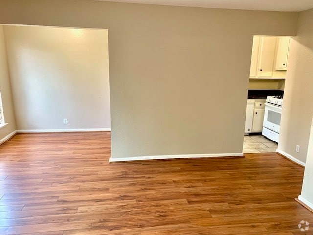 Building Photo - Great 2 bed, 1.5 Bath Condo with Garage in... Unit APT 4