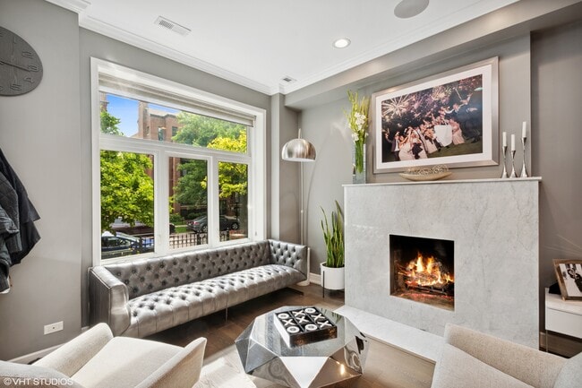 Photo - 1624 N Claremont Ave Unit 1