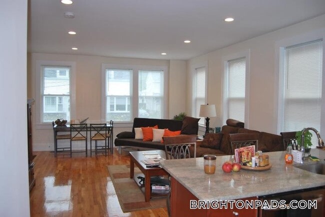Building Photo - 6 Larose Pl