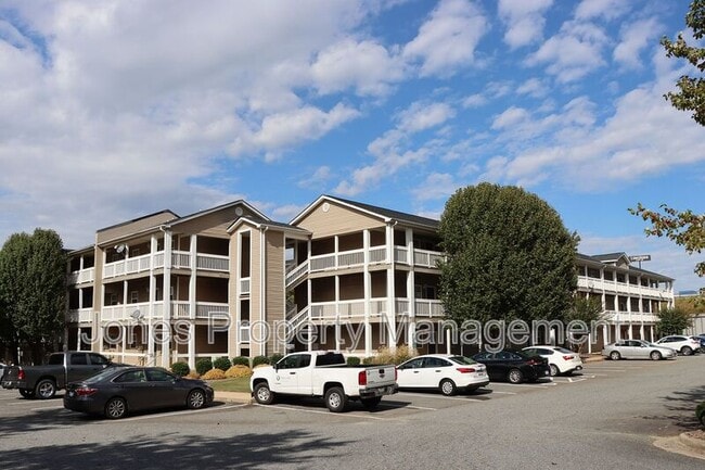 Photo - 305 Country Club Dr NE