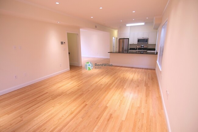 Building Photo - 15 Langdon St Unit 2