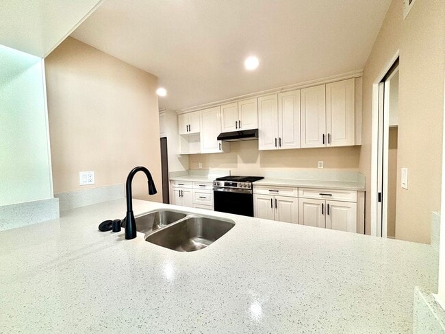 Photo - 2013 Victoria Dr