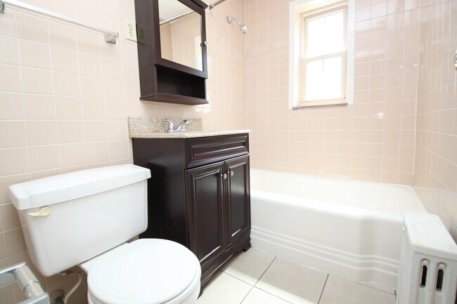 Photo - REGENCY COURT APARTMENTS -- 018