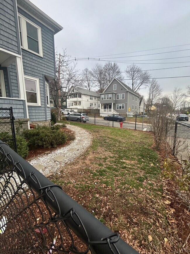 Yard wrapping to parking - 145 Washington St Unit 415