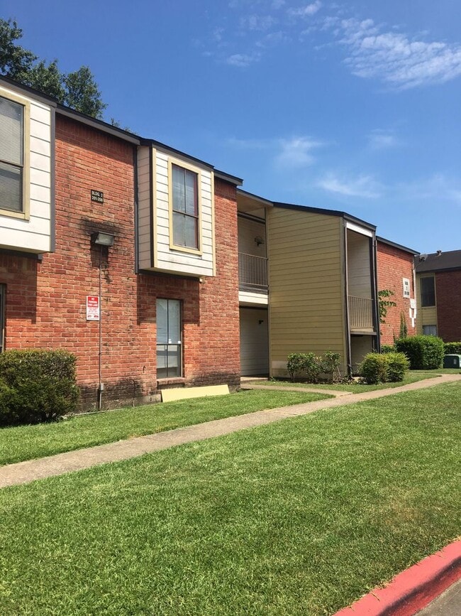 Building Photo - 2 BR 1 BA Condo - Downstairs