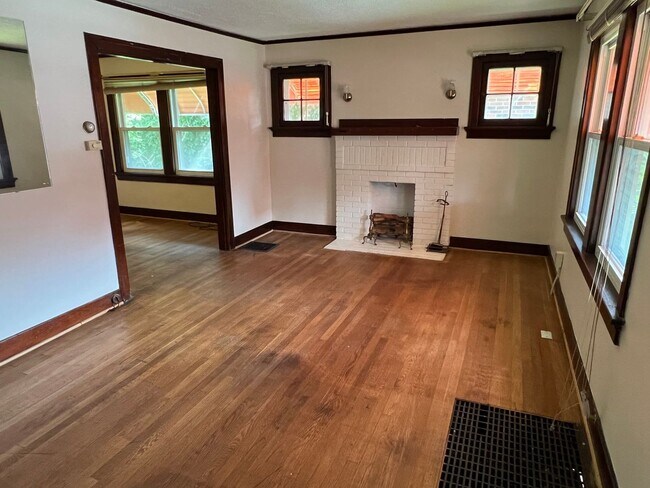 Building Photo - Amazing 3 bedrooms 1.5 bathrooms