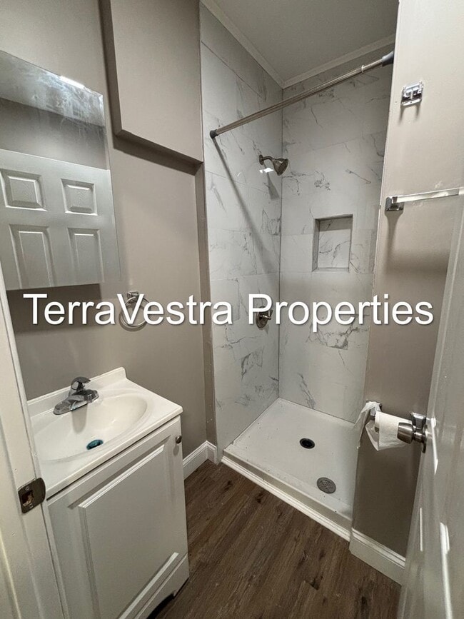 Building Photo - 220 E Broadway Unit Apartment A