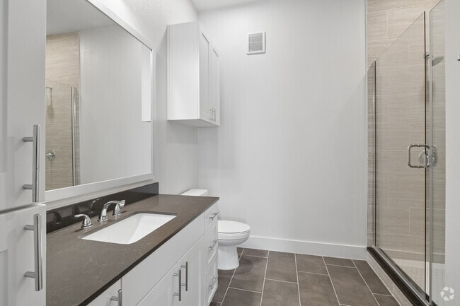 1BR, 1BA - 756SF - Bathroom