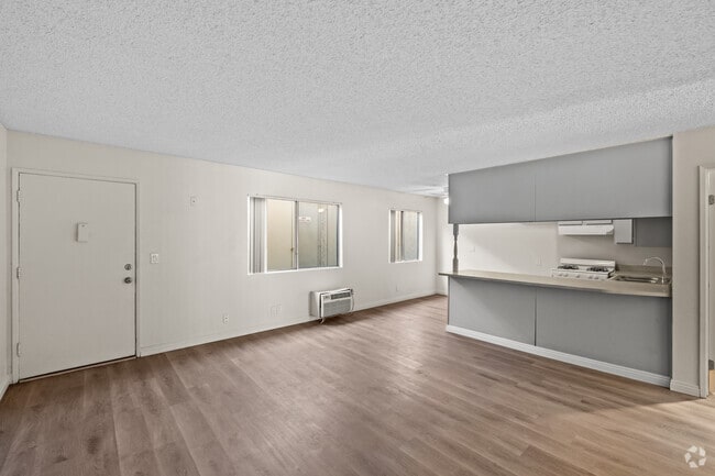 2BR, 1.5BA - 790SF - Living Room