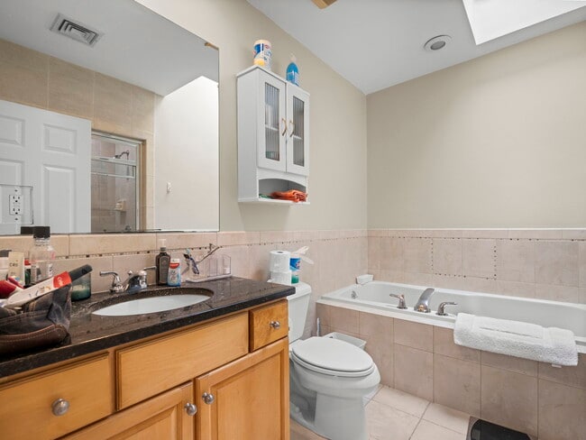 Photo - 157 W 6th St