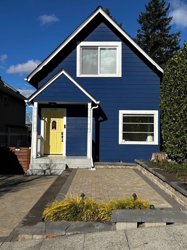 Building Photo - Charming duplex-style house in the heart of Green Lake and Tangletown