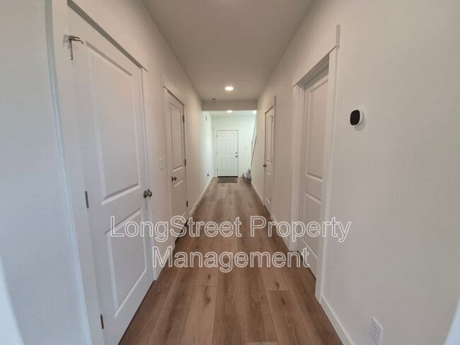 Photo - 4694 Finch St