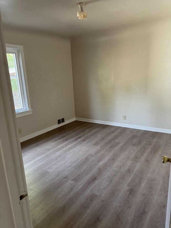 Photo - 913 Simpson Ave