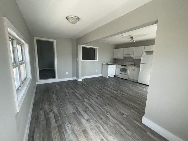 Building Photo - 446 Walnut St Unit B