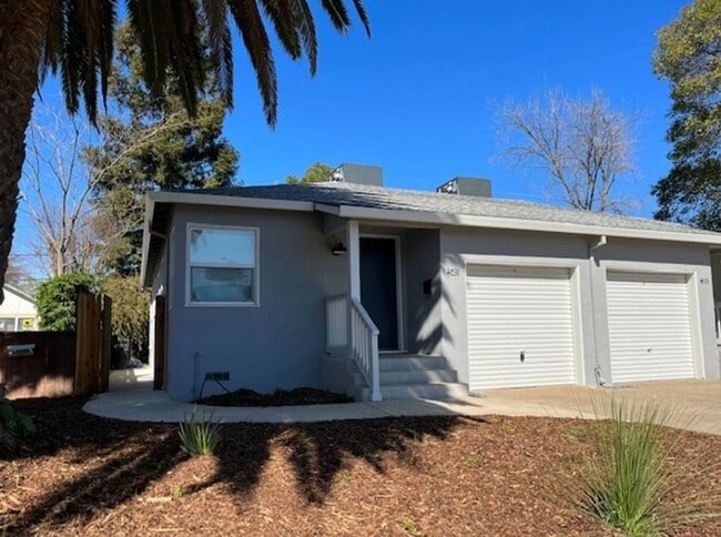 Building Photo - Beautiful Duplex Home near UC Davis Medica...