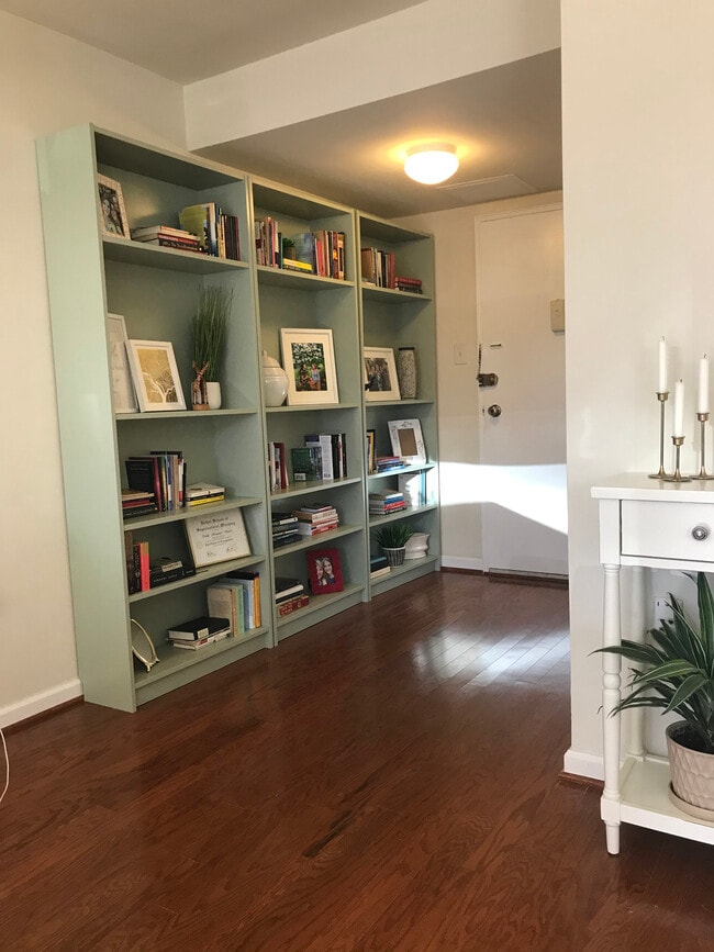 Condo hall entrance - 200 N Maple Ave Unidad 110