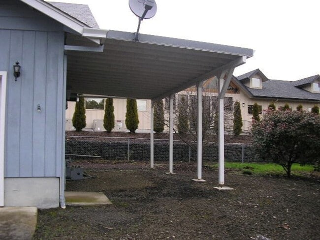Photo - Large 2 Bedroom Hucrest Home! 1 Year Lease Required