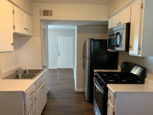 Photo - Chesterfield Gardens Unit 19